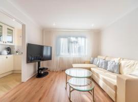 Pass the Keys Stylish 2 Bedroom Family Home，位于Worcester Park的酒店