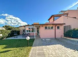 Beautiful Home In Castiglione Della Pesc With 3 Bedrooms And Wifi