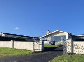 Ballyliffin bungalow with stunning beach views，位于巴利利芬的酒店