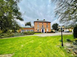 Lydney House Swaffham Sleeps 22，位于斯沃弗姆的酒店