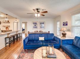 Waco Vacation Rental about 2 Mi to Magnolia Market!，位于韦科的酒店