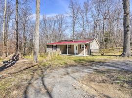 Charming Home with Yard Near Shenandoah River!，位于哈珀斯费里的度假屋