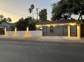 Gated private house with own parking Sherman Oaks，位于洛杉矶的酒店
