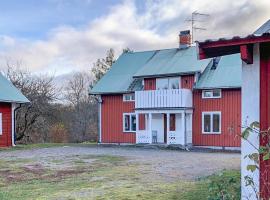 Gorgeous Home In Valdemarsvik With Kitchen，位于瓦尔德马什维克的酒店