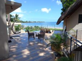Beachfront Villa by M&H，位于塔马兰Tamarina Golf Course附近的酒店