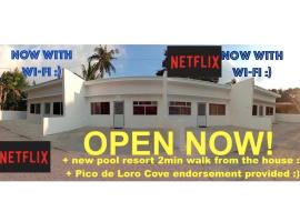 2BR townhouses good for 12pax each & NETFLIX & 100Mbps WIFI & pool resort 2min walk & 3km outside Pico de Loro Cove & Calayo Cove - with Endorsement for Pico de Loro Cove daytour & Boat-Tour & Island Hopping assistance，位于纳苏格布的酒店