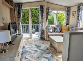 Modern 2 Bedroom Mobile home with parking on St Helens Coastal Resort Isle of Wight，位于Saint Helens的度假园