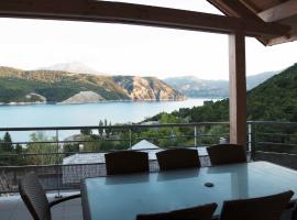 Vue imprenable sur Lac de Serre-Ponçon à Chorges : appt prestige 8 pers，位于绍尔日的酒店