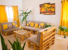 Cosy & Relax Yellow House 5mn walk from the beach!，位于Calheta Do Maio的度假屋