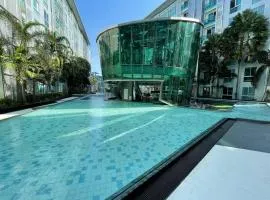 Stylish Condo with Blazing Fast Fiber Internet, Pool, Sauna, Steam room, Gym - Guest Friendly