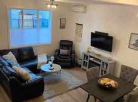 Adorable 1 Bedroom Suite- a skip to Galloping Goose，位于维多利亚Luxton Park附近的酒店