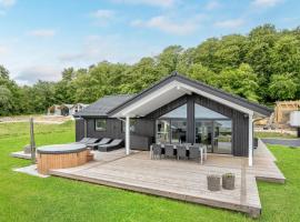 Nice Home In Sjølund With Wifi，位于Sjølund的酒店