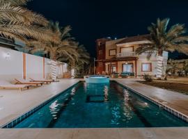 Luxury private villa with pool，位于赫尔格达的别墅