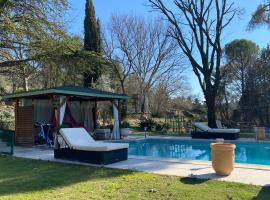 Maison + piscine à 10 min d'Aix en Pce，位于梅勒伊的酒店
