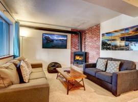 Spacious Lakeview Heavenly Mountain Escape!，位于斯德特莱恩的酒店