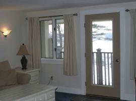 Spacious riverfront with balcony Sheepscot Harbour Vacation Cub Studio #211，位于Edgecomb的酒店