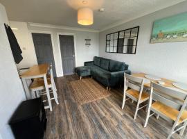 88, Belle Aire, Hemsby - Two bed chalet, sleeps 5, bed linen and towels included - pet friendly，位于大雅茅斯的酒店
