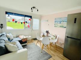 “BLISS ON THE BAY ” chalet in Sandown Bay Holiday Park，位于桑当的酒店