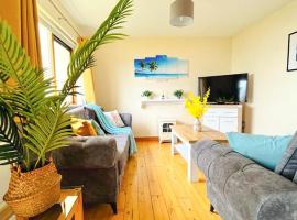 Summer Breeze - Cosy & Warm Holiday Home in Youghal's heart - Family Friendly - Long Term Price Cuts，位于约尔的乡村别墅