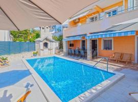 Vacation house with heated swimming pool 70 meters from the beach-Bobanac，位于拉扎尼的酒店