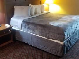OSU King Bed Hotel Room 112 Wi-Fi Hot Tub Booking，位于斯蒂尔沃特的酒店
