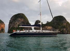 53ft Sailing Yacht PHUKET Family Sailing adventure，位于邦涛海滩的船屋