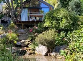 Central Wanaka Oasis, Tiny Home, Mountain Views & Spring Water