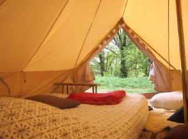 Tente Tipi en pleine forêt，位于Burzet的豪华帐篷