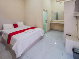 RedDoorz near Pantai Pancer Door Pacitan，位于巴芝丹的酒店