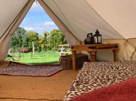Home Farm Radnage Glamping Bell Tent 8, with Log Burner and Fire Pit，位于海维康的度假短租房
