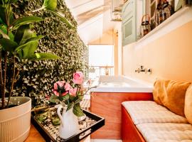 Melos House - Charming Apartment with Jacuzzi in the Heart of the City Perfect for Memorable Summer Experiences，位于扎金索斯镇的酒店