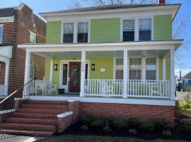 Key Lime Cottage steps from Cape Charles Beach，位于开普查尔斯的酒店