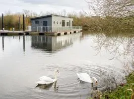 Berth 6 on Upton Lake, Upton-upon-Severn Home on Water