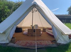 Home Farm Radnage Glamping Bell Tent 4, with Log Burner and Fire Pit，位于Radnage的豪华帐篷