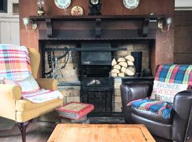 Authentic Irish Cottage, Rural Ballymascanlon，位于Ballymascanlan的酒店