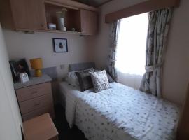 3 bed caravan，位于Kirkcolm的酒店