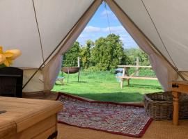 Home Farm Radnage Glamping Bell Tent 2, with Log Burner and Fire Pit，位于Radnage的酒店