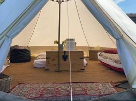 Home Farm Radnage Glamping Bell Tent 1, with Log Burner and Fire Pit，位于Radnage的豪华帐篷