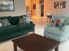 Leopards Hill, Lusaka family home in beautiful nature，位于Mwambula的酒店