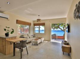 Hamaka condo a beachfront retreat on Simpson Bay Beach，位于辛普森湾的别墅