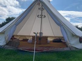 Home Farm Radnage Glamping Bell Tent 6, with Log Burner and Fire Pit，位于海维康的度假短租房