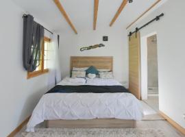 Wood Chalet 1 Monaco Forest La Turbie - Sleeps 5 people，位于拉蒂尔比耶的带停车场的酒店