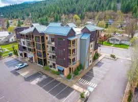 Large Studio Condo with Full Kitchen, Ski, Bike, Beautiful Balcony Views Hottub Fireplace