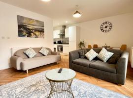 2 Double beds OR 4 Singles, 2 Bathrooms, FREE PARKING, Smart TV's, Close to Gunwharf Quays, Beach & Historic Dockyard，位于朴次茅斯朴茨茅斯旧船坞附近的酒店