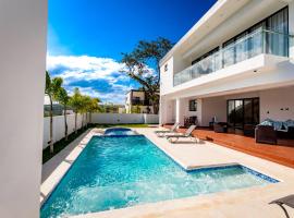 Luxury Tropical Paradise Villa 4B Heated Pool，位于Camú的乡村别墅