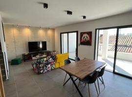 Logement neuf-Ghisonaccia centre, à 5min de la Mer，位于吉索纳恰的酒店