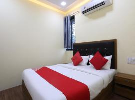 Hotel Crown Near Nesco Center-Oberoi Mall Goregaon East，位于孟买的酒店