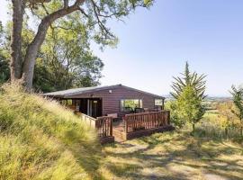 Grove Lodge, Contemporary Cabin in Mendip Hills，位于埃克斯布里奇的度假屋