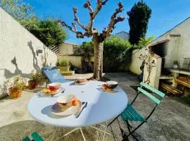 La Maison des Sauges - Village house with garden 500m from the beach