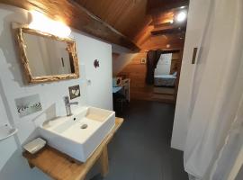 La cabane: Chambre double, salle de bain privée，位于Vatan的低价酒店